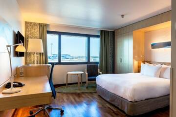 Номер с кроватью размера «king-size» в Отеле Hilton Helsinki Airport